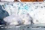 Băng lở tại sông băng Apusiajik ở gần Kulusuk, Greenland. (Ảnh: AFP/ TXVN) 