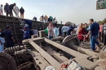 Hiện trường vụ tai nạn tàu hỏa bị trật đường ray tại tỉnh Qalioubia, phía Bắc thủ đô Cairo, Ai Cập, ngày 18/4/2021. (Ảnh: AFP/TTXVN)
