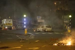 Một phương tiện bị đốt cháy trong bạo lực bùng phát tại Newtownabbey, phía Bắc Belfast, thủ phủ Bắc Ailen ngày 3/4/2021. (Ảnh: AFP/TTXVN)