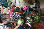 Hà Nội: Người dân vẫn đổ xô đi mua lương thực tại chợ dân sinh