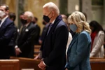 Ông Joe Biden và vợ tại nhà thờ St Matthew. (Nguồn: fox5dc.com)