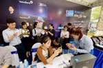 Các bạn trẻ hào hứng trải nghiệm tại triển lãm. (Ảnh: Vietnam+)
