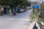 Giám sát đường vào xã Hoa Động, huyện Thủy Nguyên, nơi bệnh nhân sinh sống. (Ảnh: Hoàng Ngọc/TTXVN)