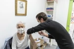 Tiêm vaccine ngừa COVID-19 cho người dân tại Hauts-de-France, Pháp. (Ảnh: THX/TTXVN)