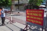 Lực lượng chức năng thông báo cho người trong khu phong tỏa tuân thủ biện pháp phòng dịch COVID-19. (Ảnh: Xuân Triệu/TTXVN)