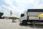 Các xe chở hàng thiết yếu nếu đủ điều kiện sẽ được qua chốt. (Ảnh: Minh Quyết/TTXVN)