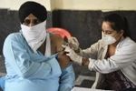 Nhân viên y tế tiêm chủng vaccine ngừa COVID-19 cho người dân tại Amritsar, Ấn Độ, ngày 20/5. (Ảnh: AFP/TTXVN)