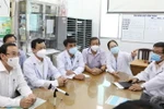 Bác sỹ Bệnh viện Chợ Rẫy báo cáo tình hình của BN8944. (Ảnh: Đinh Hằng/TTXVN)