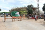 Các chốt chặn kiểm soát chặt chẽ người và phương tiện tại các điểm có trường hợp dương tính với SARS-CoV-2. (Ảnh: Quang Thai/TTXVN)