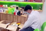 Đoàn kiểm tra thực hiện thu giữ những sản phẩm thực phẩm chức năng của cơ sở IE Health Life. (Nguồn: baodongnai)