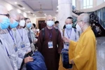 Thượng tọa Thích Nhật Từ, Phó Viện trưởng Thường trực Học viện Phật học Việt Nam tại TP.HCM dặn dò các tình nguyện viên Phật giáo trước lúc lên đường tham gia hỗ trợ tại 3 bệnh viện dã chiến, bệnh viện hồi sức COVID-19 tại thành phố Thủ Đức. (Ảnh: Xuân Kh