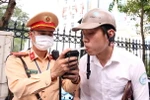 Cảnh sát Giao thông kiểm tra nồng độ cồn. (Ảnh: Phạm Kiên/TTXVN)