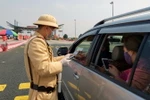 Lưu thông người, phương tiện ra vào Quảng Ninh tại chốt kiểm soát cầu Bạch Đằng. (Ảnh: TTXVN phát)
