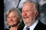 Nam diễn viên Ned Beatty và vợ tại buổi giới thiệu phim ở Los Angeles, Mỹ, ngày 8/3 vừa qua. (Ảnh: AFP/TTXVN)