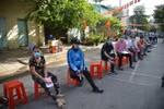 Cử tri thực hiện giãn cách tại khu vực bỏ phiếu số 28, phường Tây Thạnh, quận Tân Phú, TP.HCM. (Ảnh: Mạnh Linh/TTXVN)
