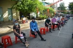 Cử tri thực hiện giãn cách tại khu vực bỏ phiếu số 28, phường Tây Thạnh, quận Tân Phú, TP.HCM. (Ảnh: Mạnh Linh/TTXVN)