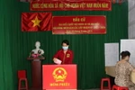 Cử tri xã Vĩnh Thuận Tây, huyện Vị Thủy (Hậu Giang) bỏ phiếu bầu cử. (Ảnh: Hồng Thái/TTXVN)