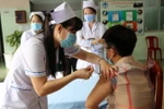 Tiêm vaccine phòng COVID-19 cho nhân viên y tế tại bệnh viện Đa khoa Đồng Tháp. (Ảnh: Chương Đài/TTXVN)