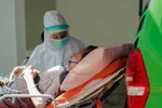 Nhân viên y tế chuyển bệnh nhân COVID-19 tới bệnh viện ở Jakarta, Indonesia, ngày 9/7 vừa qua. (Ảnh: THX/TTXVN)
