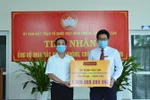 Ông Trần Văn Lợi, Phó Chủ tịch Ủy ban MTTQ Việt Nam tỉnh Bà Rịa-Vũng Tàu, tiếp nhận ủng hộ Quỹ vaccine phòng COVID-19 COVID-19 của Tập đoàn Hoa Sen. (Ảnh: Hoàng Nhị/TTXVN)