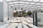 Khu vực điều trị tại bệnh viện dã chiến đang được khẩn trương lắp đặt. (Ảnh: Trần Xuân Tình/TTXVN)