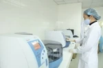 Nhân viên CDC Hà Nội làm xét nghiệm COVID-19. (Ảnh: Minh Quyết/TTXVN)