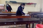 Giáo viên trường trung học cơ sở Dân tộc Nội trú huyện Cẩm Thủy, Thanh Hóa vệ sinh trường lớp chuẩn bị đón học sinh trở lại lớp. (Ảnh: Hoa Mai/TTXVN) 