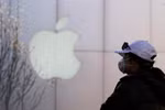 Một người dân đeo khẩu trang bên ngoài cửa hàng Apple ở Bắc Kinh, tháng 3/2020. (Nguồn: Getty Images)