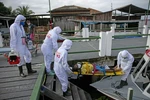 Nhân viên y tế chuyển bệnh nhân nhiễm COVID-19 tới bệnh viện ở Breves, trên đảo Marajo, Brazil. (Nguồn: AFP/TTXVN)