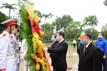 Ông Vương Đình Huệ, Ủy viên Bộ Chính trị, Bí thư Thành ủy, Trưởng đoàn Đại biểu Quốc hội thành phố Hà Nội làm trưởng đoàn đã đến đặt lẵng hoa tưởng nhớ Lãnh tụ cộng sản V.I.Lenin tại Tượng đài Lenin. (Ảnh: Văn Điệp/TTXVN)