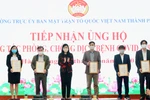 Các doanh nghiệp, nhà hảo tâm nhận giấy chứng nhận đăng ký ủng hộ phòng chống dịch COVID-19. (Nguồn: TTXVN phát)