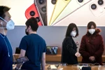 Nhân viên và khách hàng đeo khẩu trang trong một cửa hàng bán lẻ của Apple ở Bắc Kinh. (Nguồn: Getty Images)