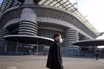 Người dân đeo khẩu trang để phòng tránh lây nhiễm COVID-19 tại Milan, Italy, ngày 23/2/2020. (Nguồn: THX/TTXVN)