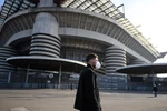 Người dân đeo khẩu trang để phòng tránh lây nhiễm COVID-19 tại Milan, Italy, ngày 23/2/2020. (Nguồn: THX/TTXVN)