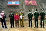 Đồn Biên phòng của khẩu A Đớt bàn giao công dân cho lực lượng chức năng Lào. (Nguồn: TTXVN phát)