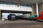 Các xe tải chở hàng chờ làm thủ tục thông quan ngày đầu năm tại của khẩu đường bộ số II Kim Thành. (Ảnh: Quốc Khánh/TTXVN)
