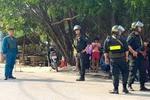 Công an phong tỏa, truy bắt đối tượng Tuấn trên địa bàn huyện Củ Chi. (Ảnh: Thành Chung/TTXVN)