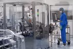 Kỹ thuật viên nghiên cứu vắcxin phòng COVID-19 tại một công ty của Nga ở Strelna, Nga, ngày 20/5/2020. (Nguồn: AFP/ TTXVN)