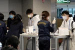 Nhân viên tiến hành công tác kiểm dịch đối với hành khách tại sân bay Incheon, phía tây thủ đô Seoul, Hàn Quốc, ngày 23/3/2020. (Nguồn: Yonhap/TTXVN)