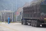 Xe hàng tại cửa khẩu Tân Thanh chuẩn bị xuất hàng sang Trung Quốc. (Ảnh: Quang Duy/TTXVN)