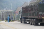 Xe hàng tại cửa khẩu Tân Thanh chuẩn bị xuất hàng sang Trung Quốc. (Ảnh: Quang Duy/TTXVN)