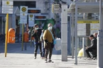 Người dân đeo khẩu trang phòng lây nhiễm COVID-19 tại Berlin, Đức, ngày 23/3/2020. (Nguồn: AFP/TTXVN)