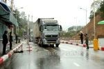 Xe hàng di chuyển qua Cửa khẩu Quốc tế Hữu Nghị, Lạng Sơn. (Nguồn: Báo Lạng Sơn)