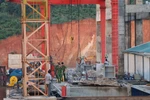 Lực lượng chức năng có mặt tại hiện trường chiều 25/5 để điều tra làm rõ vụ việc. (Ảnh: Dư Toán/TTXVN) 