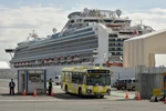Xe buýt chở hành khách trên du thuyền Diamond Princess rời cảng Daikoku, Yokohama, Nhật Bản, sau 14 ngày cách ly, ngày 19/2/2020. (Nguồn: AFP/TTXVN)