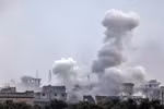 Khói bốc lên sau một cuộc oanh kích do các lực lượng Chính phủ Syria và đồng minh tiến hành tại thị trấn Sarmin, tỉnh Idlib ngày 4/2/2020. (Nguồn: AFP/TTXVN)