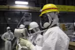 Các kỹ thuật viên đo độ phóng xạ tại các bể ngâm thanh nhiên liệu ở nhà máy Fukushima 1. (Nguồn: AFP-TTXVN) 