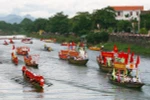 Lễ hội đua thuyền trên sông Kiến Giang. (Ảnh: Hồ Cầu/TTXVN)