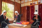 Những lúc nông nhàn phụ nữ Dao Tiền ở Nà Chắn (xã Hoa Thám, huyện Nguyên Bình) thường tập trung tại xưởng dệt để thêu thổ cẩm. (Ảnh: Chu Hiệu/TTXVN)