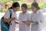 Thí sinh trao đổi sau khi hoàn thành bài thi tổ hợp khoa học xã hội tại điểm thi trường THPT Ngô Sỹ Liên, Bắc Giang. (Ảnh minh họa: Đồng Thúy/TTXVN)